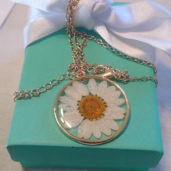 Gold tone linked Chain with Genuine Daisy Necklace - Picture 5 of 7